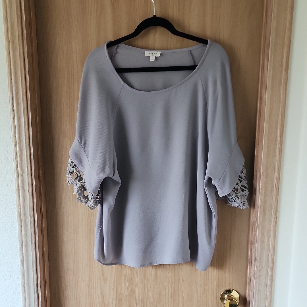Umgee Grey Blouse With Lace Sleeves